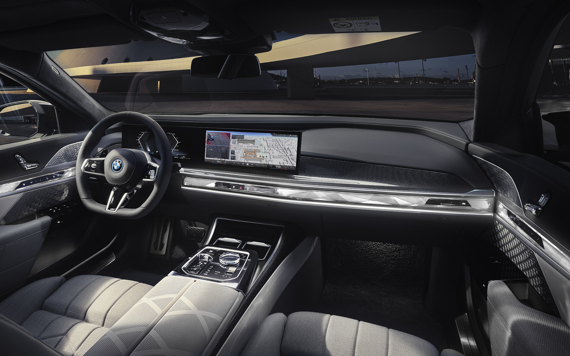 Intérieur poste de conduite BMW M760e xDrive Berline G70 vue du passager avant