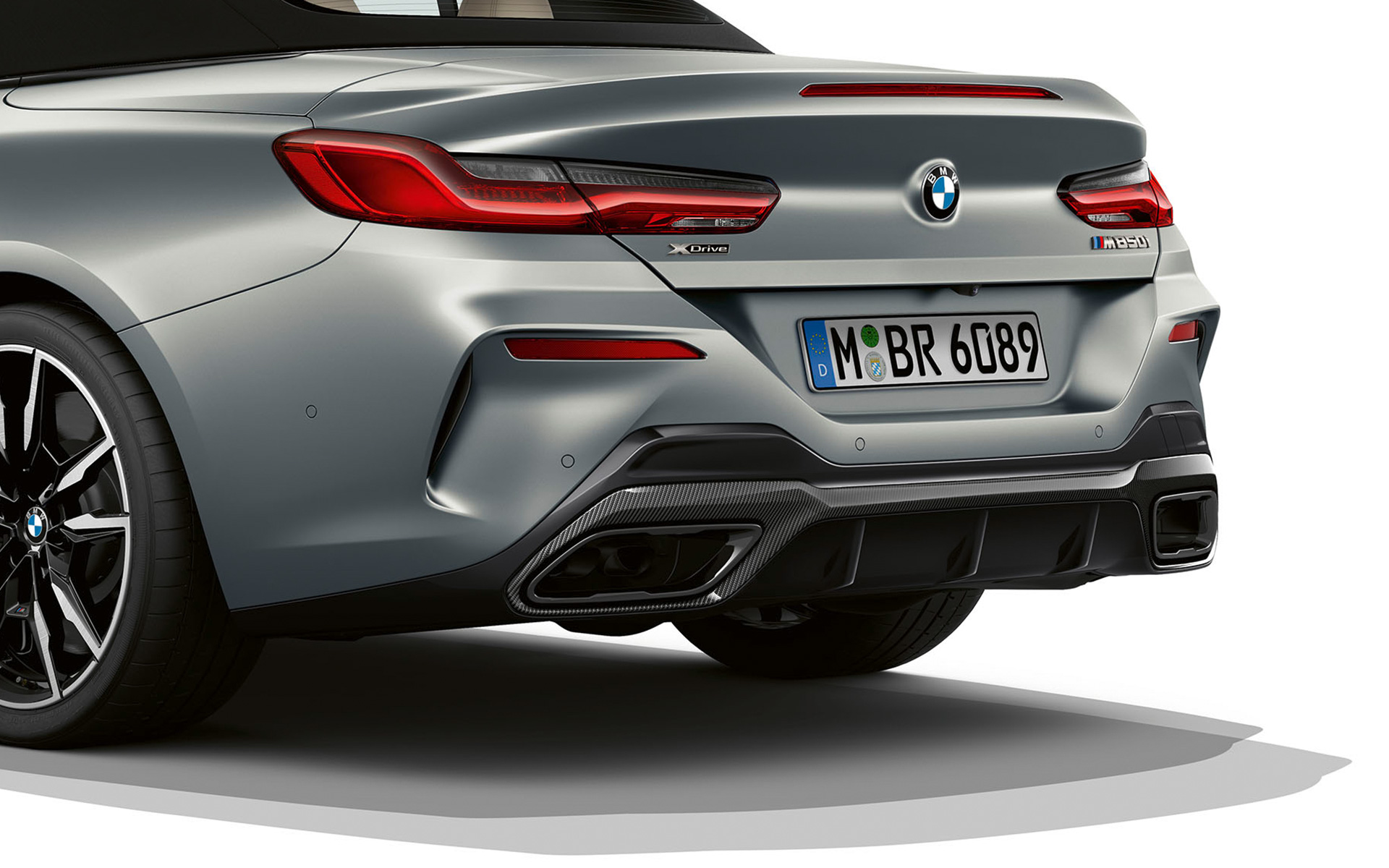 La nouvelle BMW M850i xDrive Cabrio G14 LCI restylage 2022 BMW Individual Frozen Pure Grey metallic vue de trois quarts arrière jupe arrière gros plan