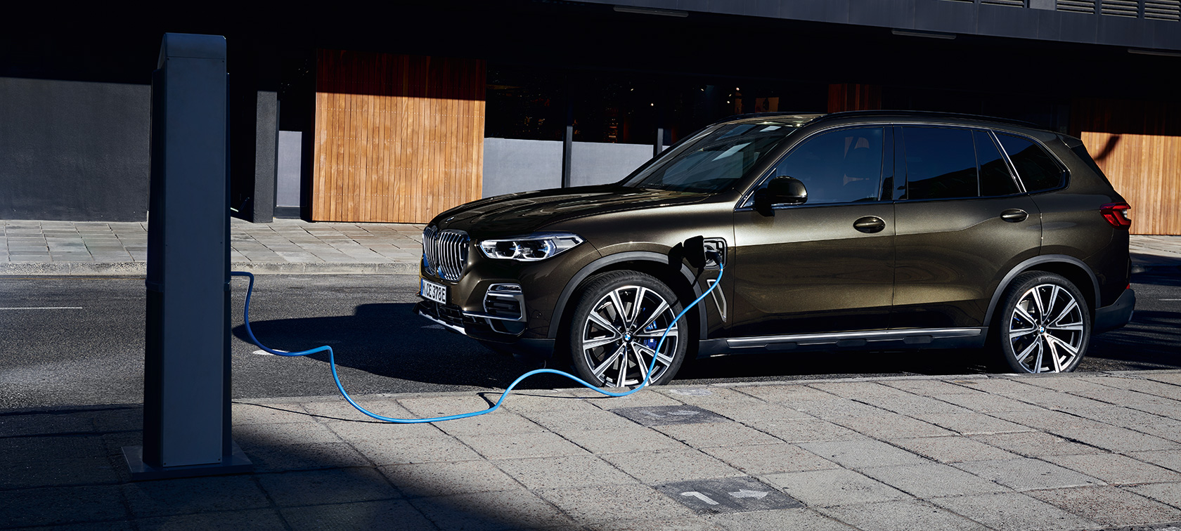 Plug-in Hybrid BMW X5 xDrive45e G05 vue de trois quarts de profil en charge